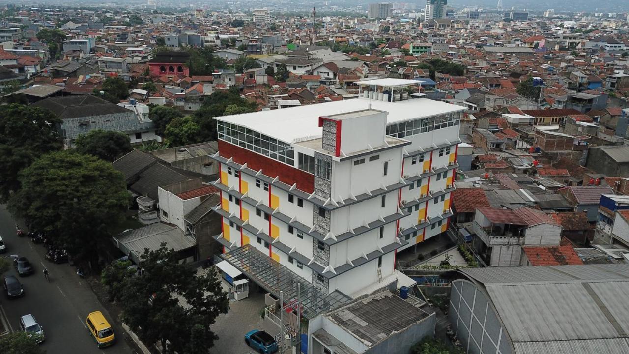Front One Hotel Pasir Koja Bandung Exterior photo
