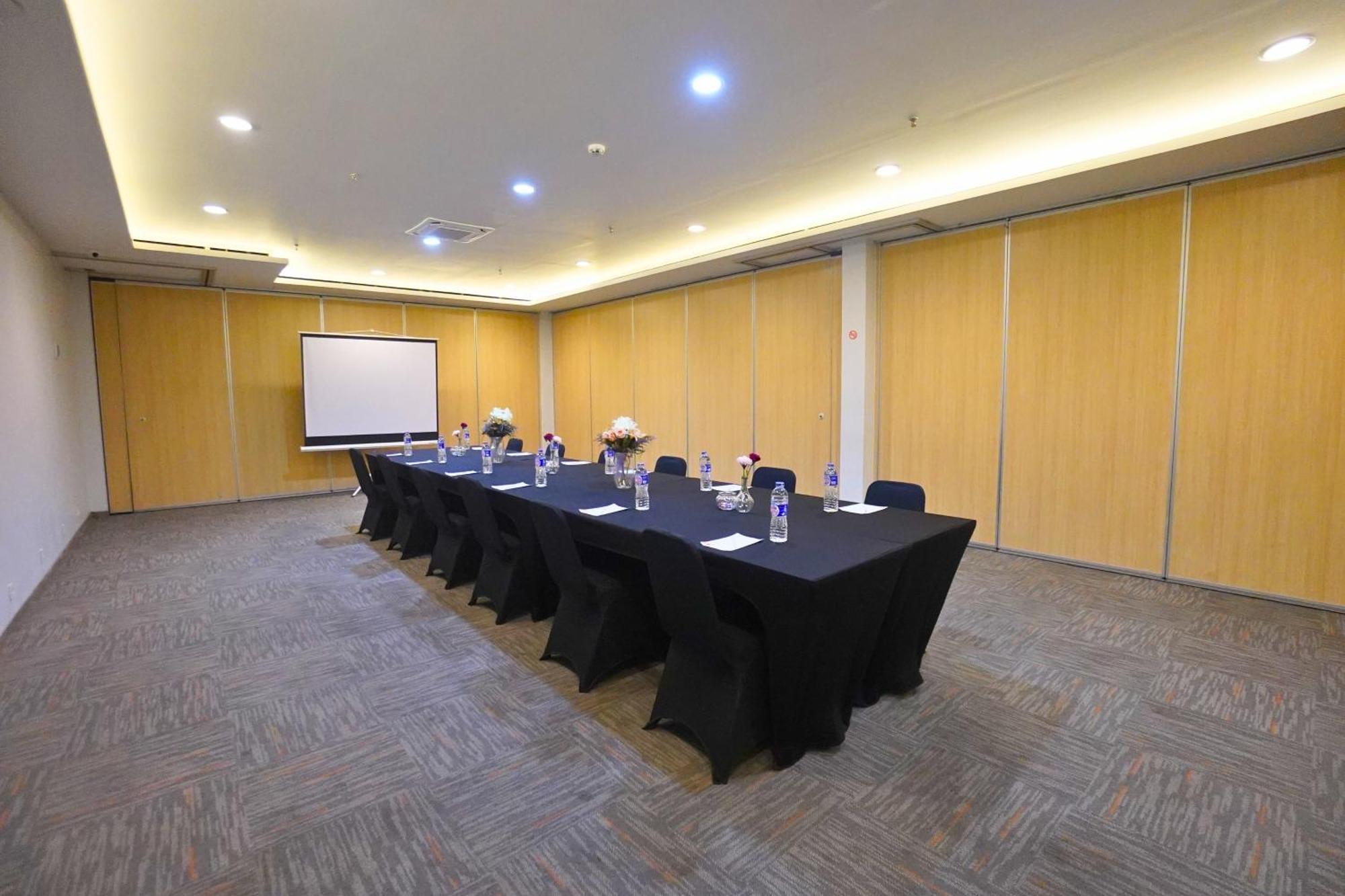 Front One Hotel Pasir Koja Bandung Exterior photo