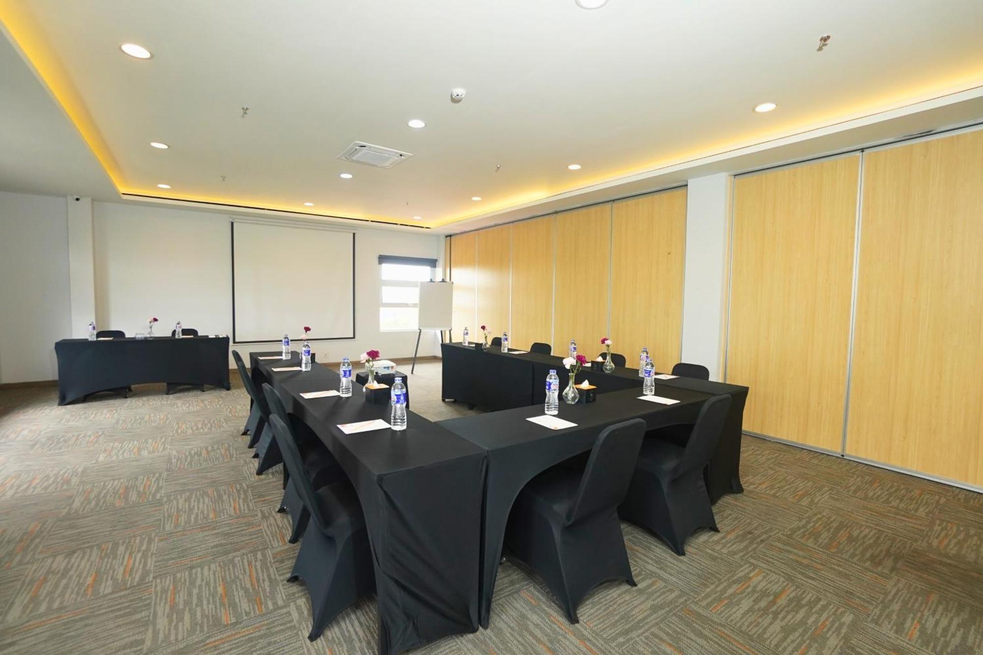 Front One Hotel Pasir Koja Bandung Exterior photo